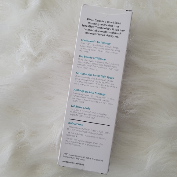 pmd clean Smart Facial Cleansing Device Berry Silicone Face Brush BNWT Sealed - Picture 2 of 7